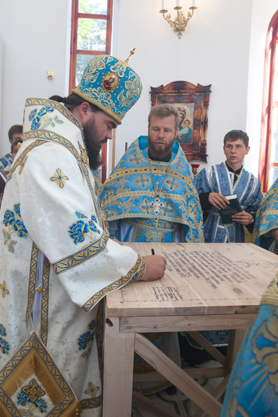Освящение престола в храме иконы Божией Матери _Споручница грешных_ в Артемовском СИЗО. Его совершает епископ Митрофан
